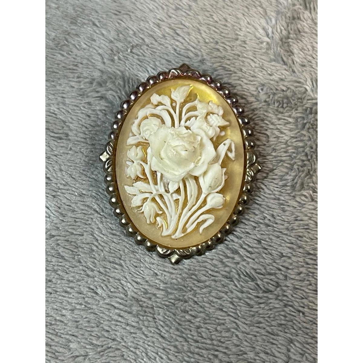 Vintage Gold Tone Cameo Flower Scarf Clip Lucite Yellow Background Mcm Costume 23$